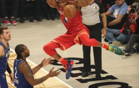 lol中国总决赛-广州队训练开放日；关键时刻临场应变引欢呼；全明星赛在即；赛程密集仍需轮换的简单介绍