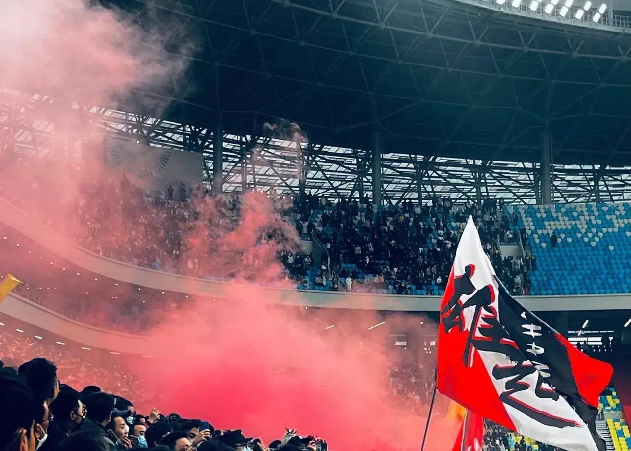 法甲赛程吃紧；成都蓉城今夜战术微调；赛场秩序良好；年轻球员得到机会的简单介绍